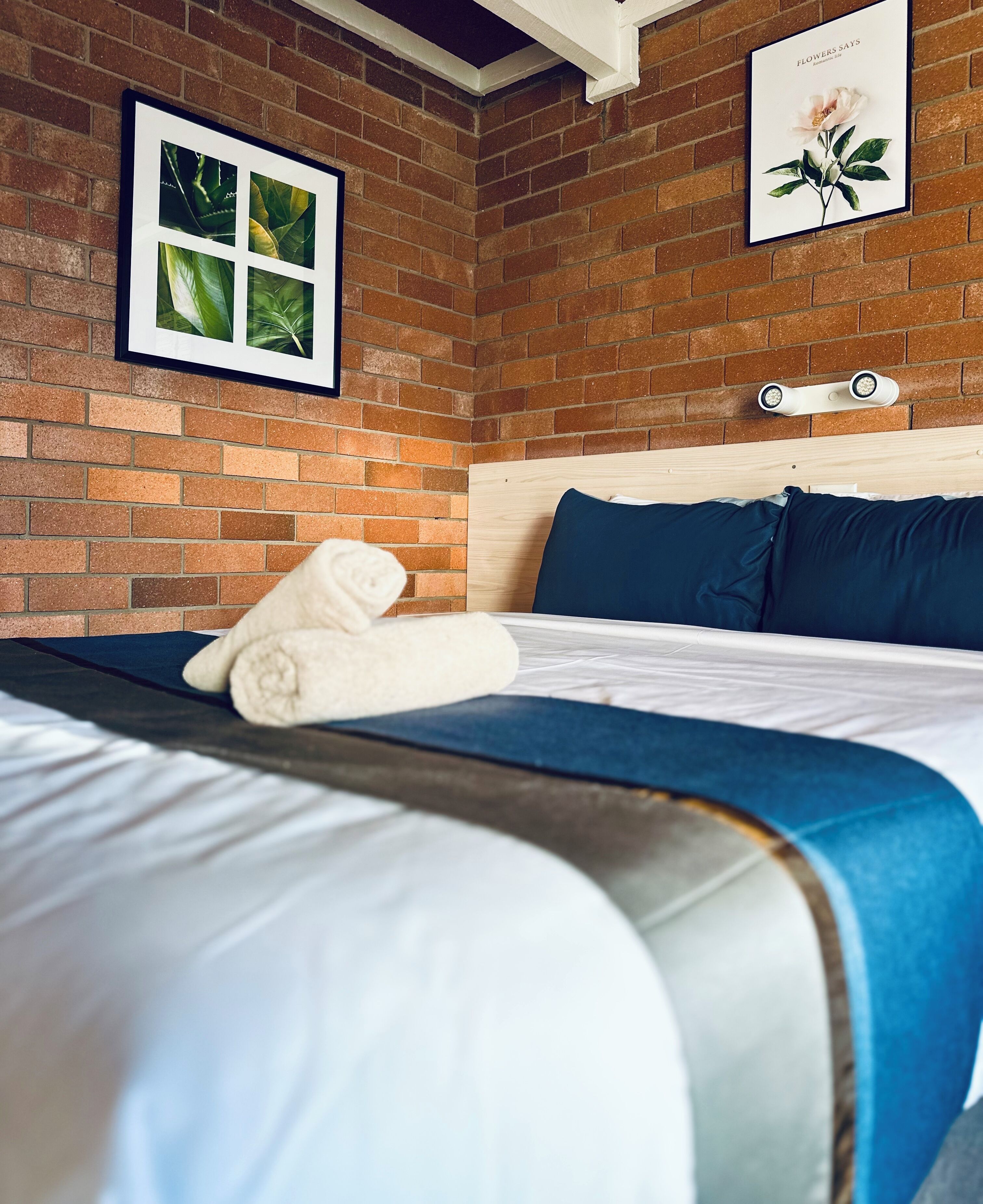 Queen | Desk, iron/ironing board, free WiFi, bed sheets