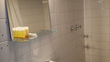 Appartamento, 2 camere da letto, angolo cottura | Bagno | Doccia, set di cortesia gratuito, asciugamani