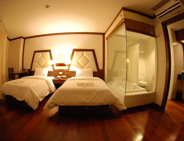 Junior Suite | Minibar, desk, free WiFi, bed sheets