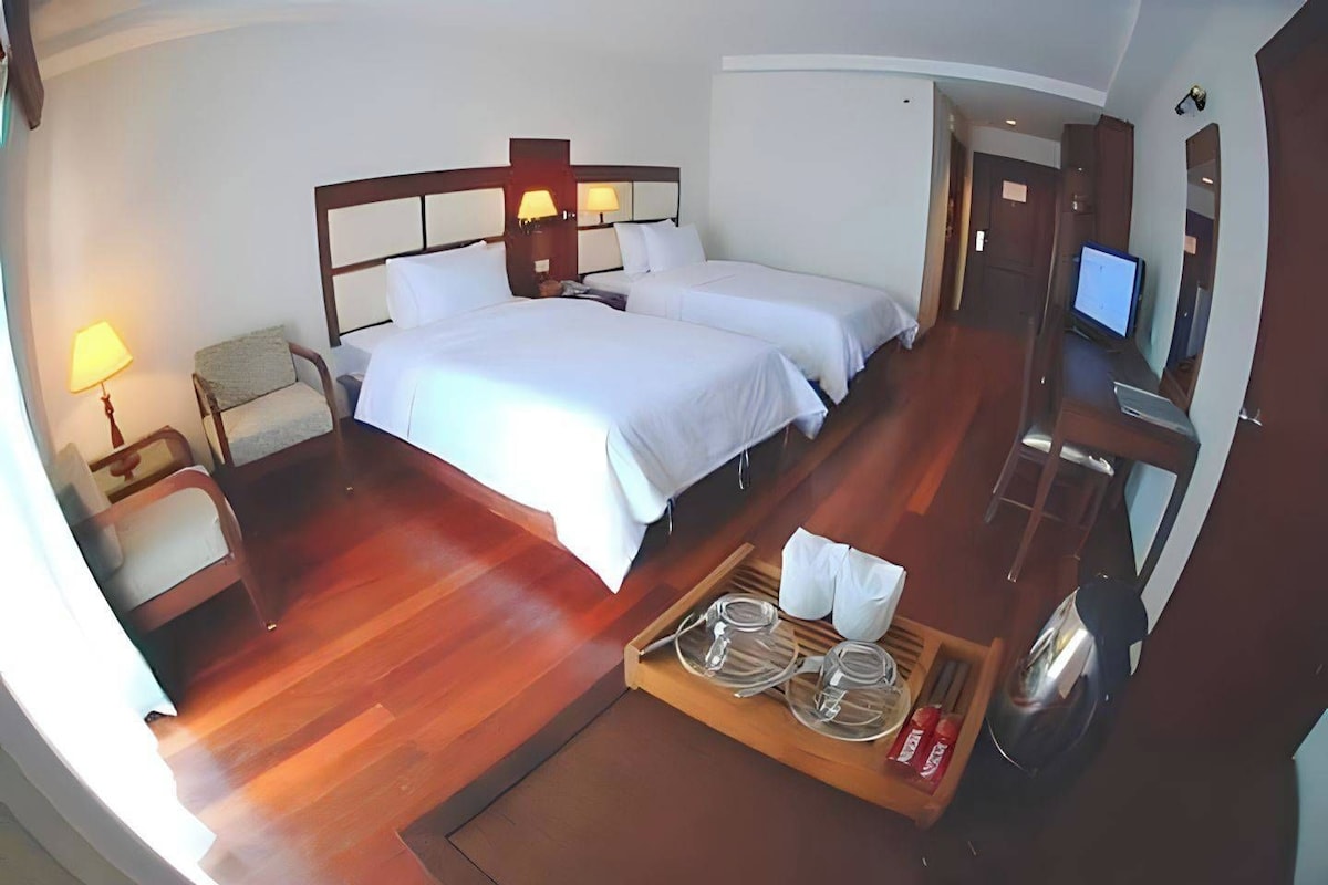 Deluxe Twin Room | Minibar, desk, WiFi (free), bed sheets