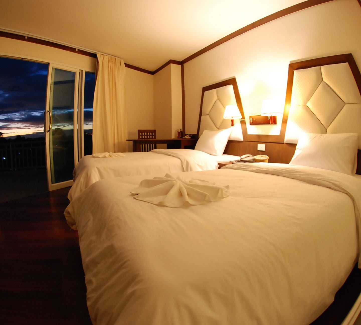 Minibar, escritorio, wifi gratis y ropa de cama 