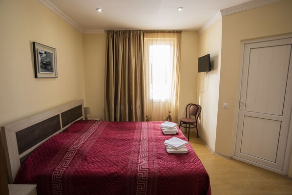 Basic Double Room, 1 Double Bed | In-room safe, desk, blackout curtains, soundproofing