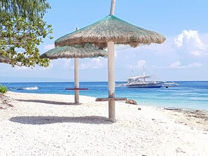 Private beach, white sand, beach umbrellas, fishing - Santander Pebbles Beach Resort (Santander)