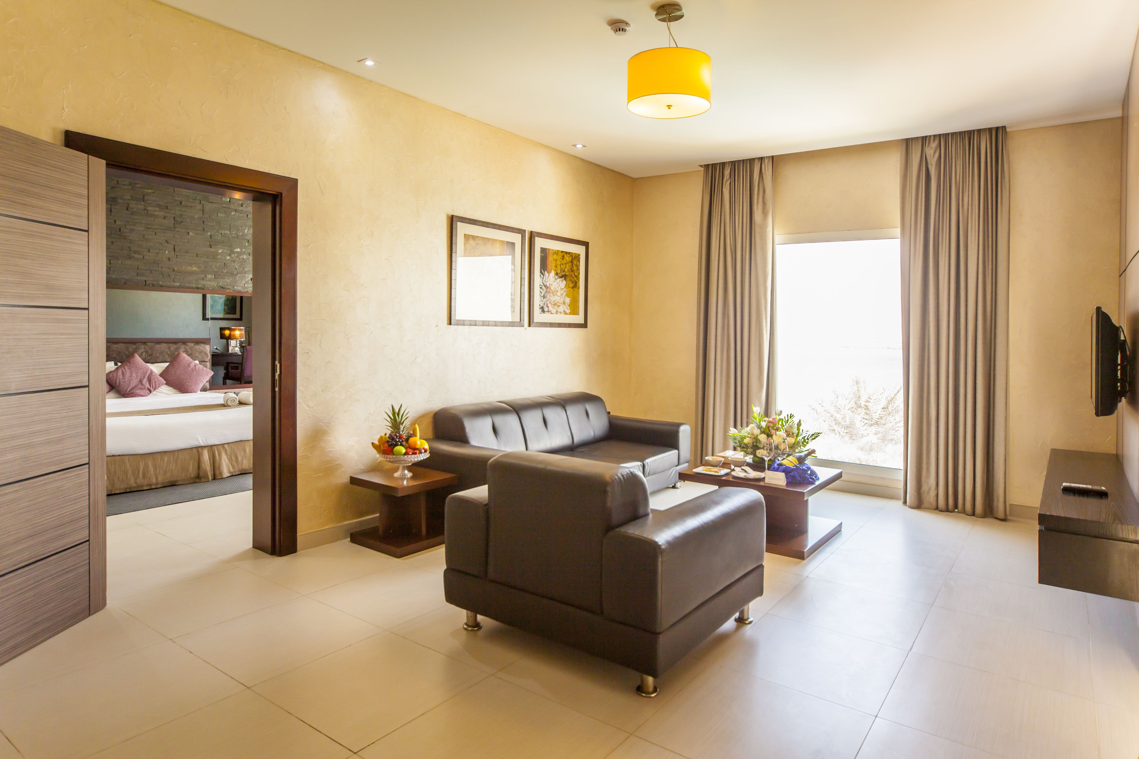 executive suite, 1 king bed, smoking, pool view | living room | flat-screen tv