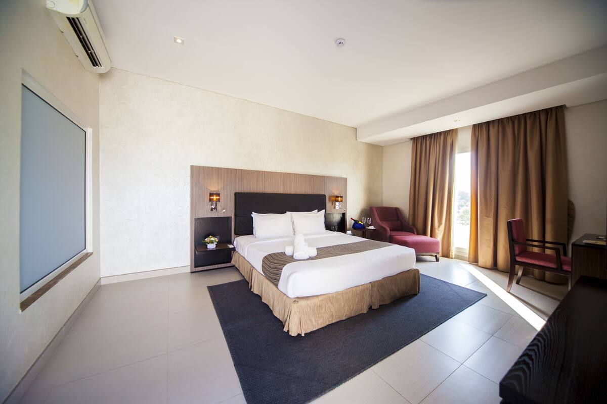 In-room safe, individually furnished, desk, soundproofing