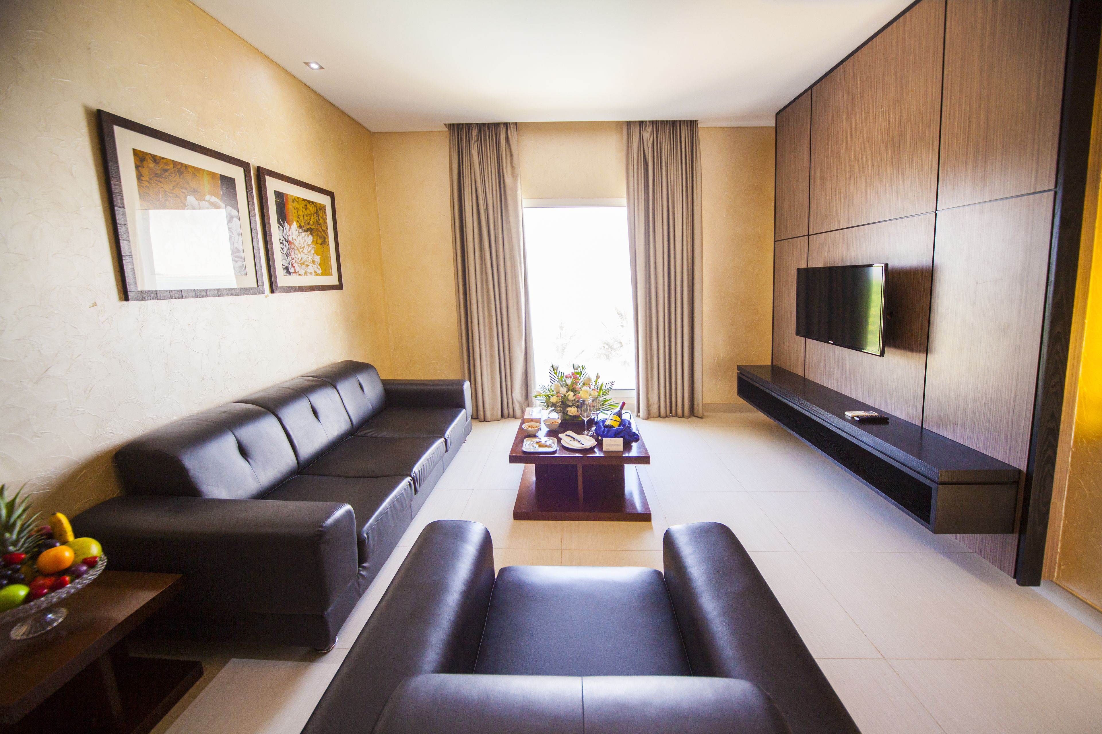executive suite, 1 king bed, smoking, pool view | living room | flat-screen tv