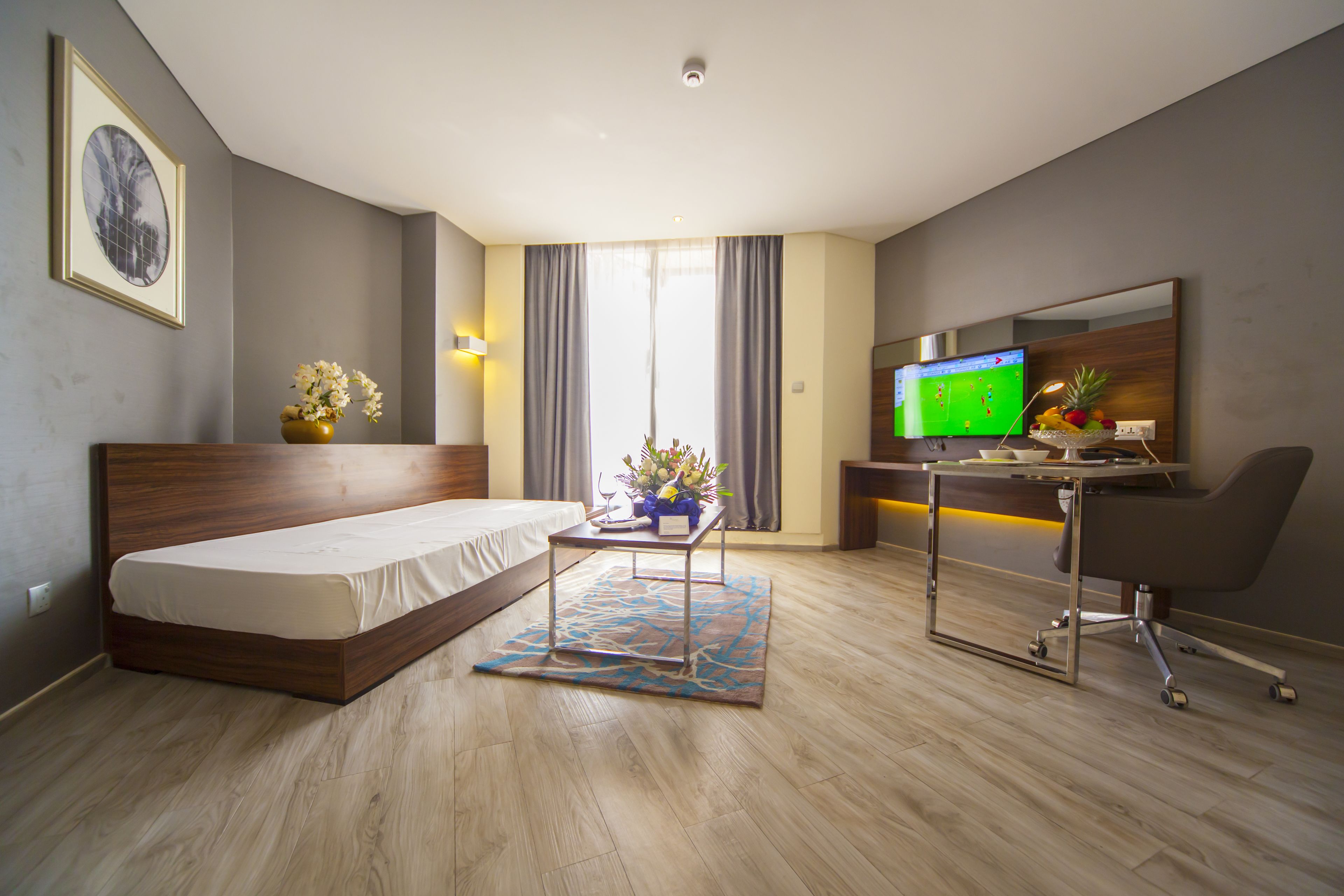 deluxe suite, 1 king bed, smoking, pool view | living room | flat-screen tv