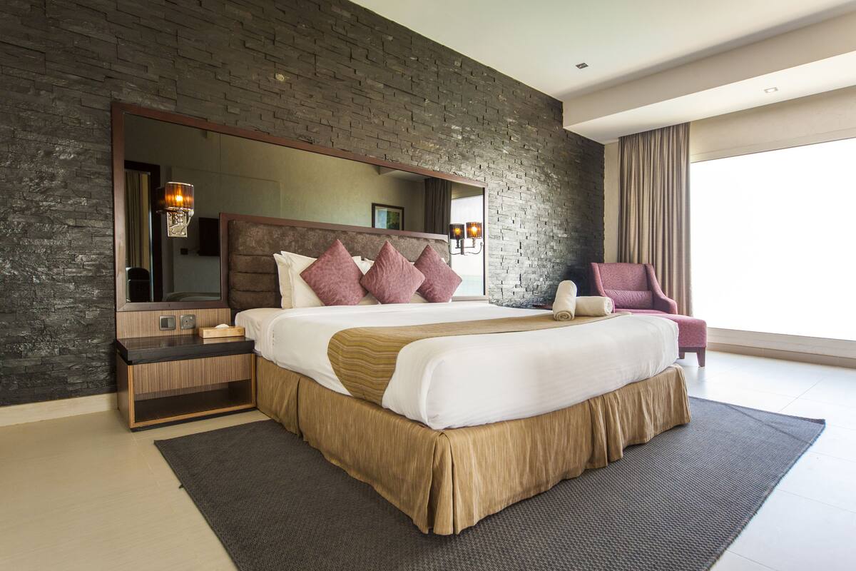 Executive Suite, 1 King Bed, Smoking, Pool View | In-room safe, individually furnished, desk, soundproofing