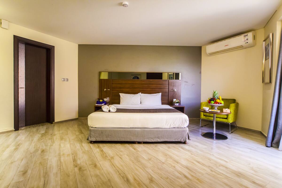 Basic Double Room, 1 Queen Bed, Smoking | In-room safe, individually furnished, desk, soundproofing