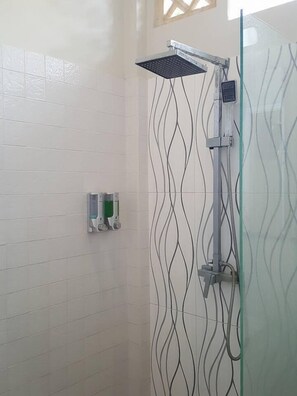 Shower, free toiletries, hair dryer, towels - Villa Kayla (Gili Trawangan)