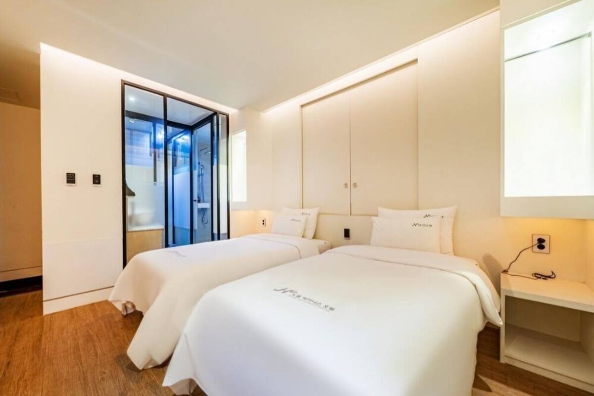 デラックス ツインルーム | デスク、ノートパソコン用作業スペース、防音設備、WiFi (無料)