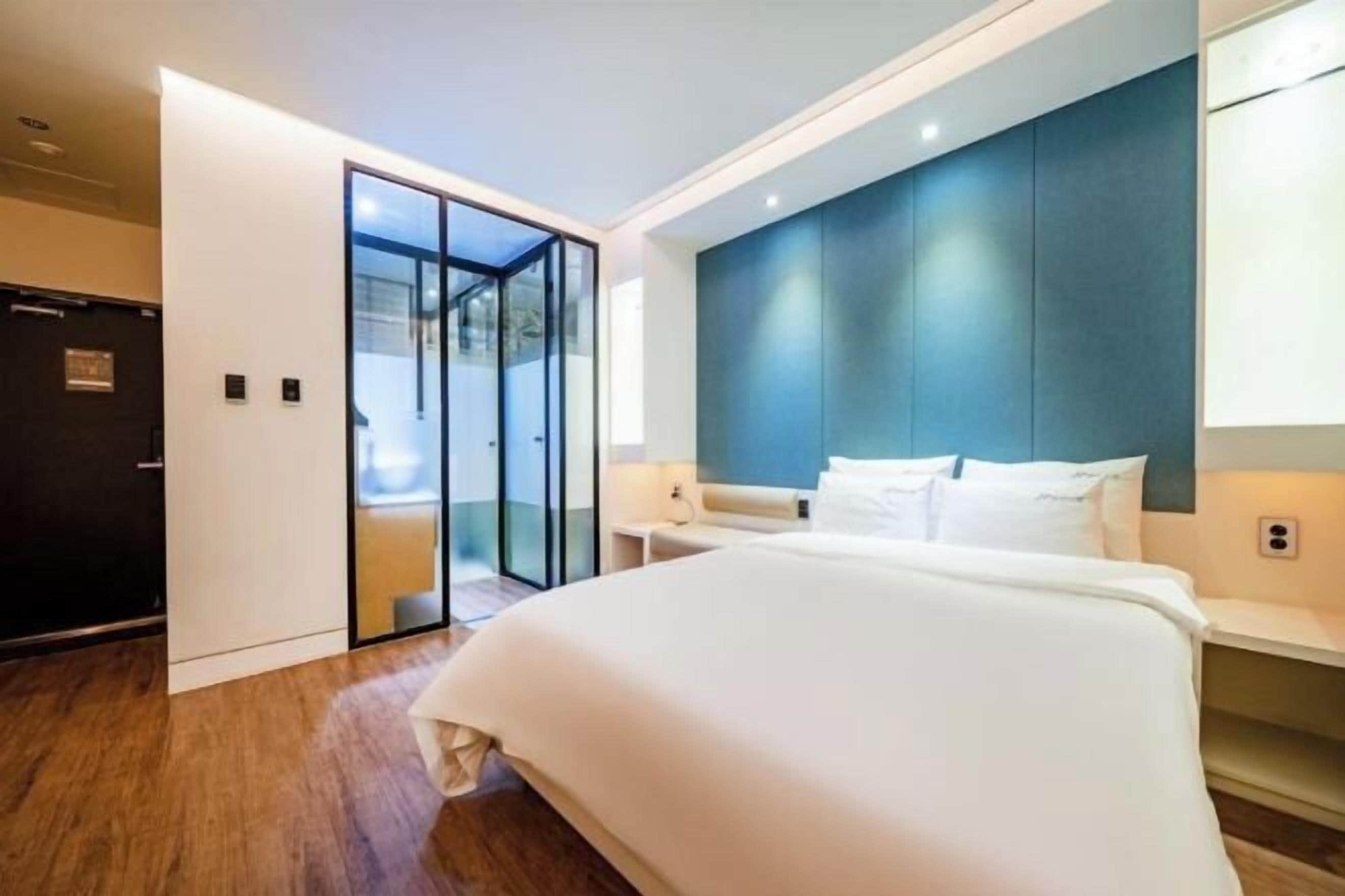 Escritorio y espacio para trabajar con laptop 