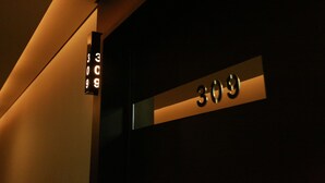 A hotel sign with the number 309. - Noel Business Hotel (Busan)