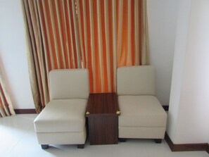 ميني بار وخزنة داخل الغرفة ومكتب وواي فاي مجانًا