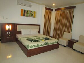 ميني بار وخزنة داخل الغرفة ومكتب وواي فاي مجانًا