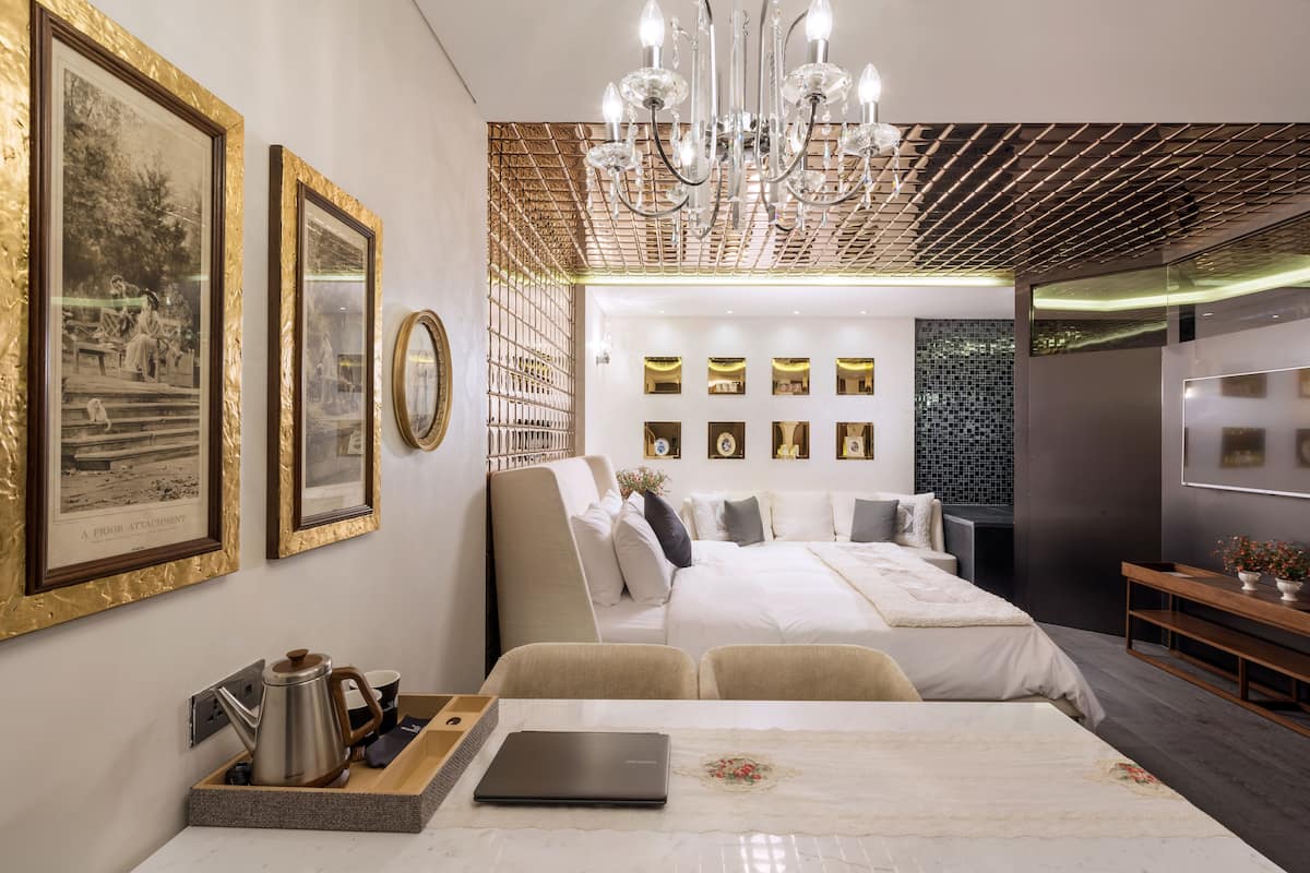 Premium bedding, desk, iron/ironing board, free WiFi