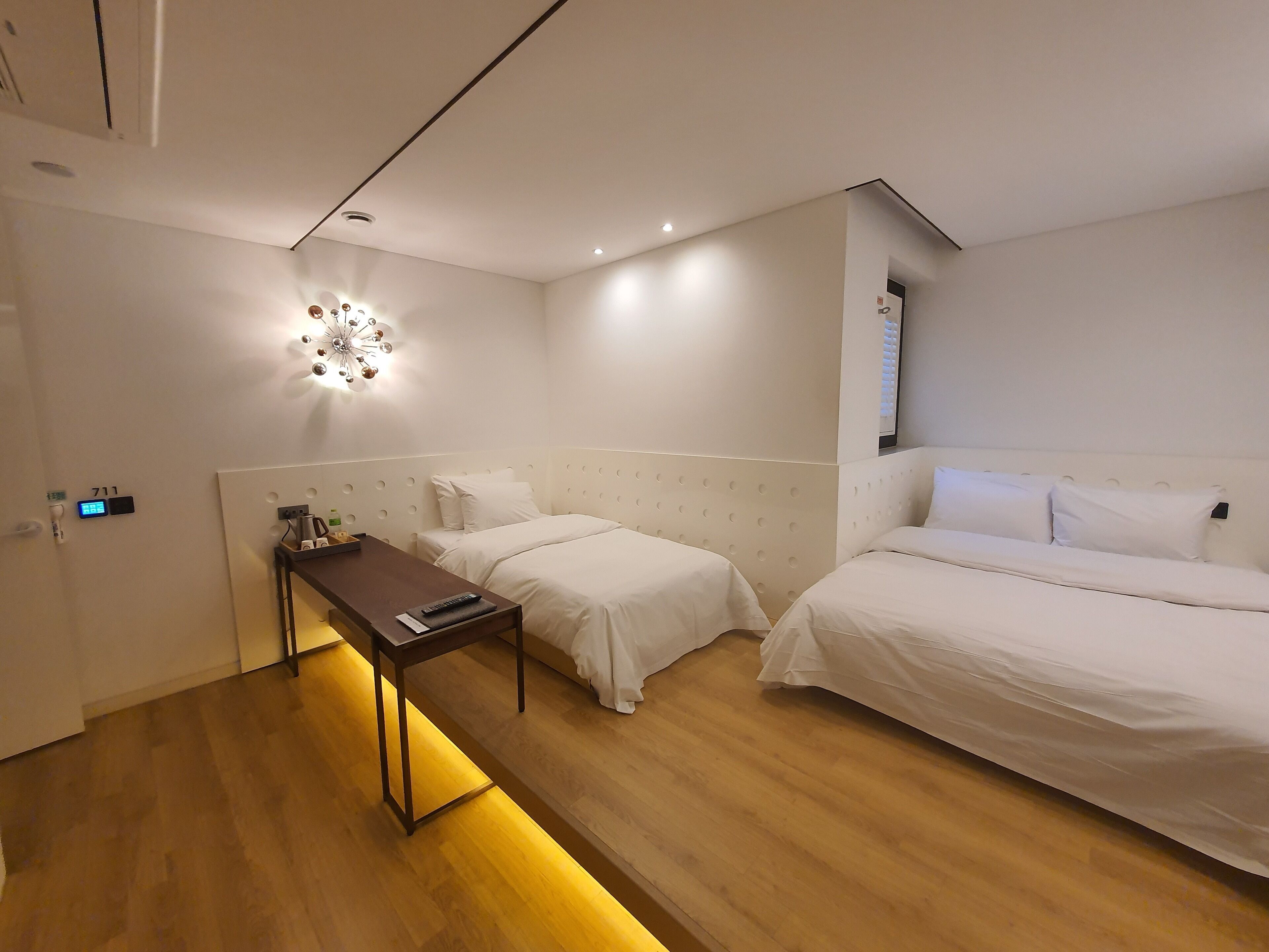 Sengetøy av topp kvalitet, skrivebord og strykejern/-brett