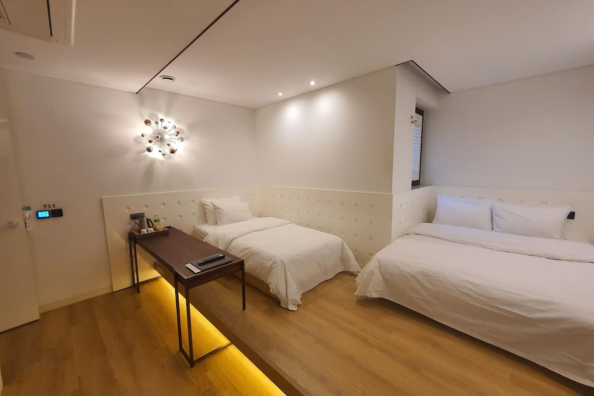 Premium bedding, desk, iron/ironing board, free WiFi