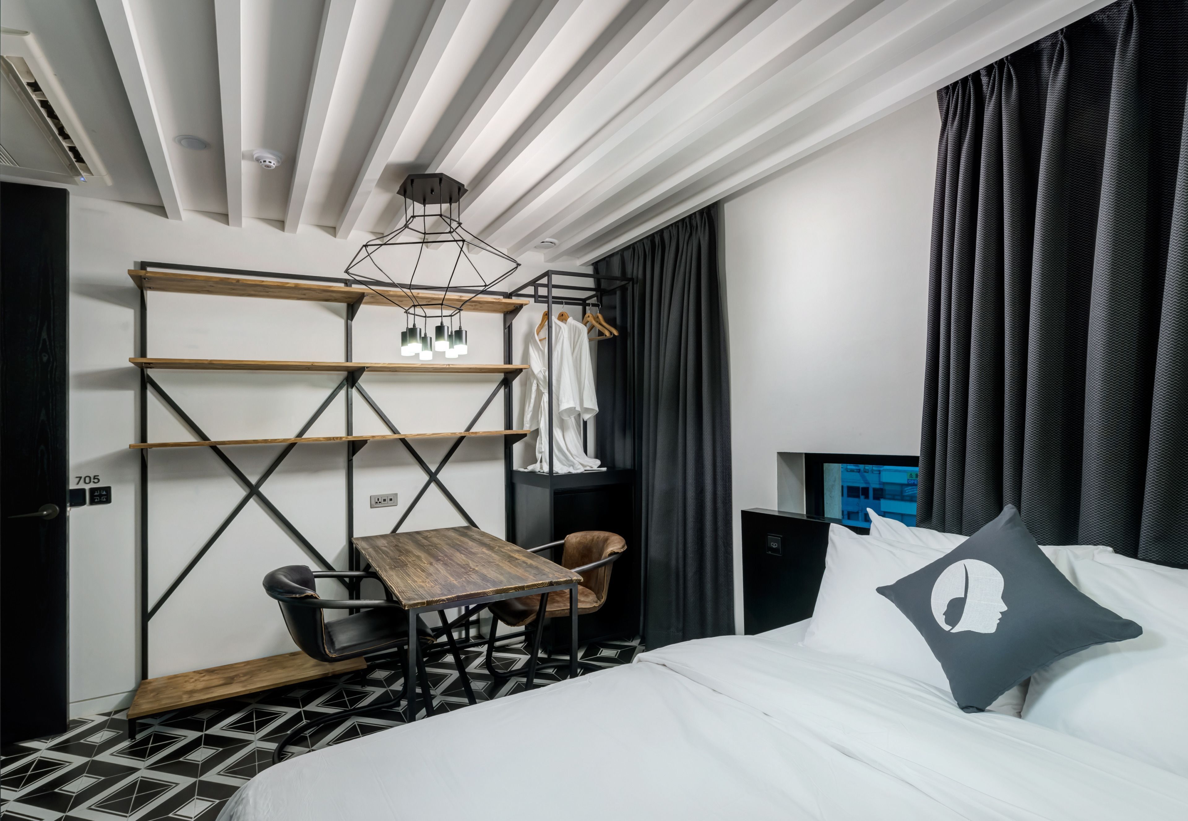 Sengetøy av topp kvalitet, skrivebord og strykejern/-brett