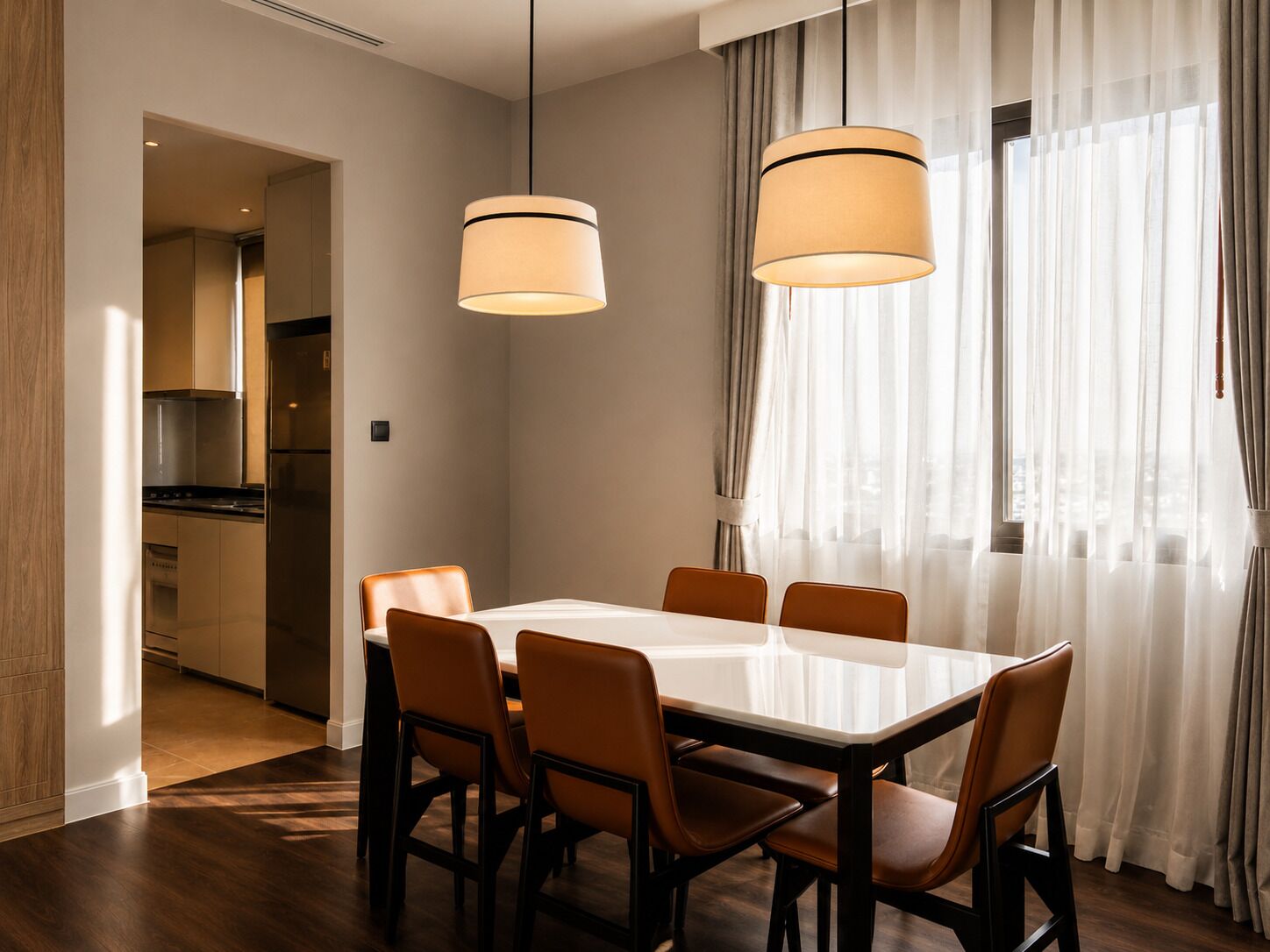 Un comedor moderno con una mesa rectangular, seis sillas e iluminación colgante.