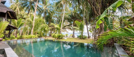 Una piscina al aire libre