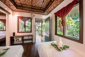 Familien-Vierbettzimmer, 2 Schlafzimmer, zum Garten hin | Zimmersafe, kostenloses WLAN, Bettwäsche