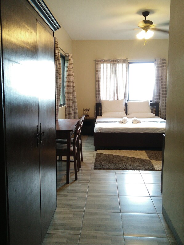 Deluxe Room, 1 King Bed, Garden View, Corner
