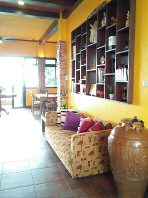 Lobby sitting area - The Wild Juan B&B (Laurel)