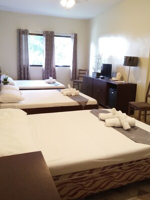 Family Room, 1 Bedroom, Partial Lake View, Corner | Laptop workspace, free WiFi - The Wild Juan B&B (Laurel)