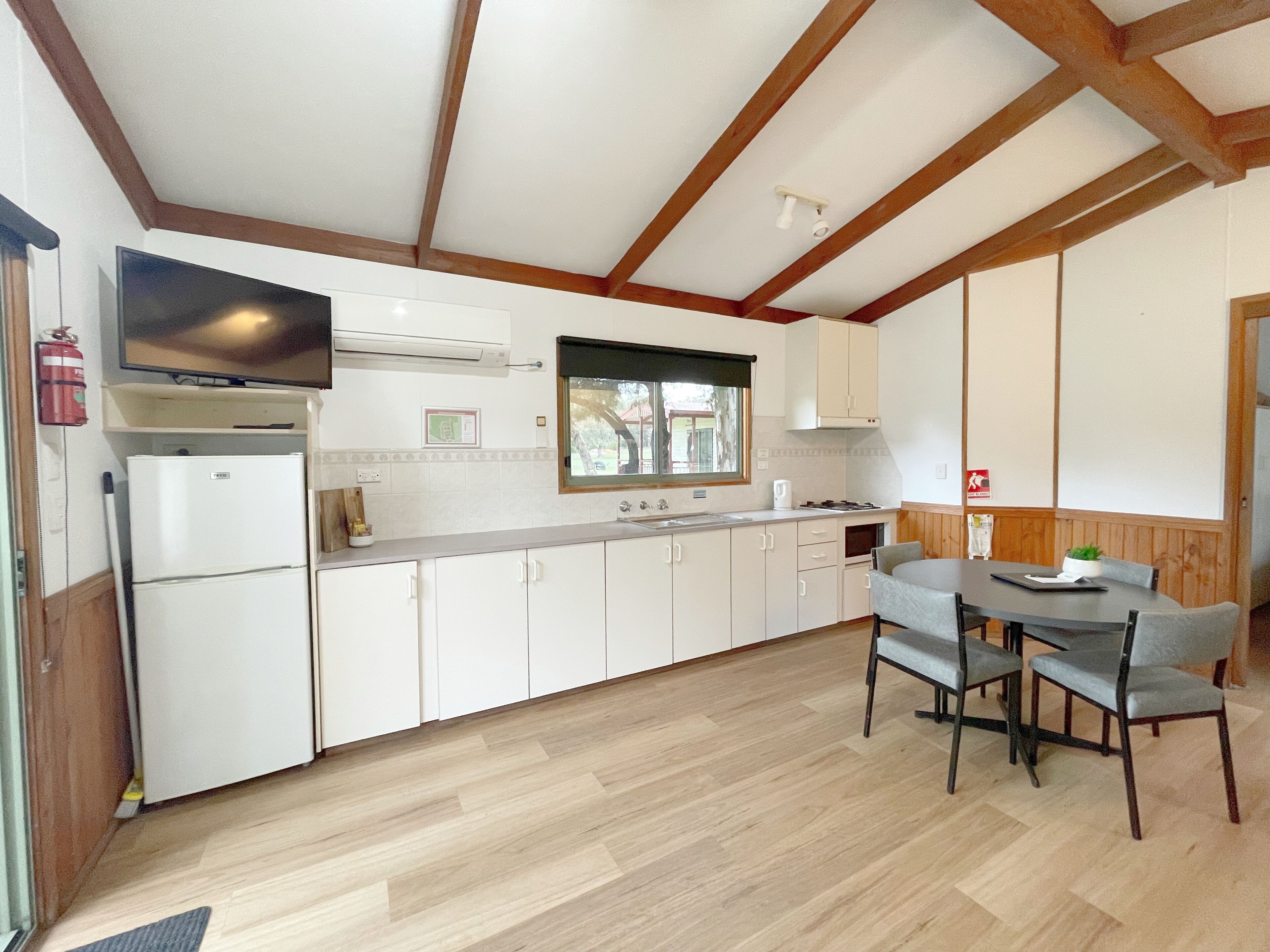 Deluxe Spa Cabin - Sleeps 4 | Cocina privada | Frigorífico, microondas, placa de cocina y hervidor eléctrico