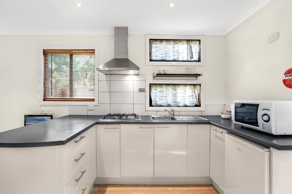 Superior-mökki, 1 parisänky | Yksilöllisesti kalustettu, pimennysverhot, silitysrauta/-lauta