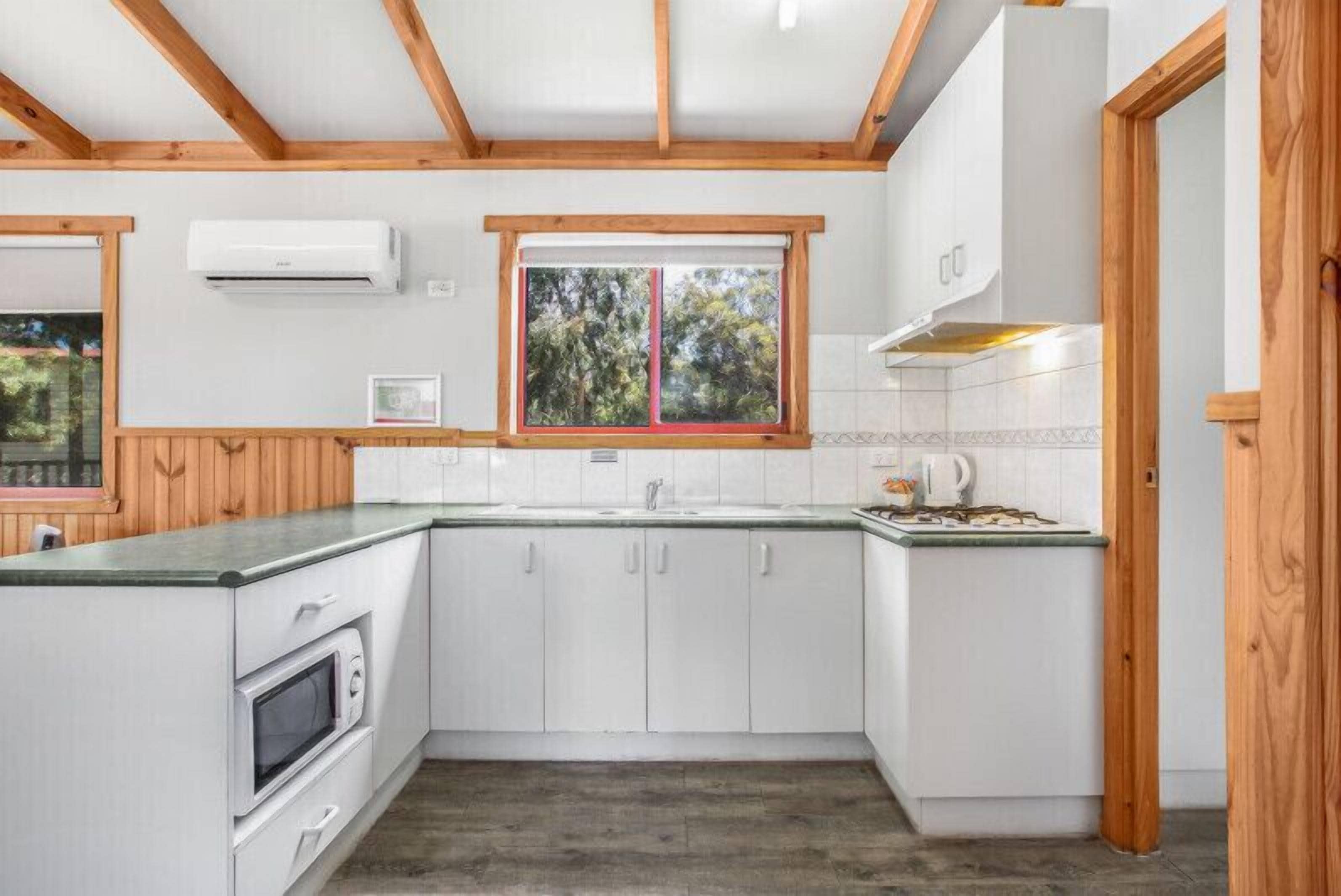 Cabin Deluxe (4 Berth) | Bếp riêng | Tủ lạnh, lò vi sóng, bếp nấu, ấm điện 