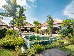 Outdoor pool, pool umbrellas - Villa Tibu Indah (Canggu)