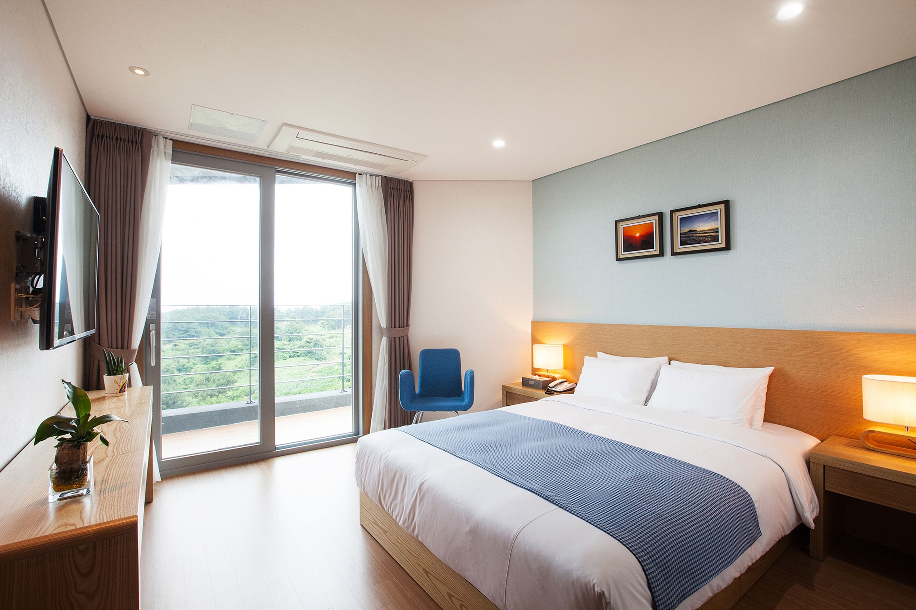 suite, ocean view (you us) | free minibar, desk, blackout curtains, soundproofing