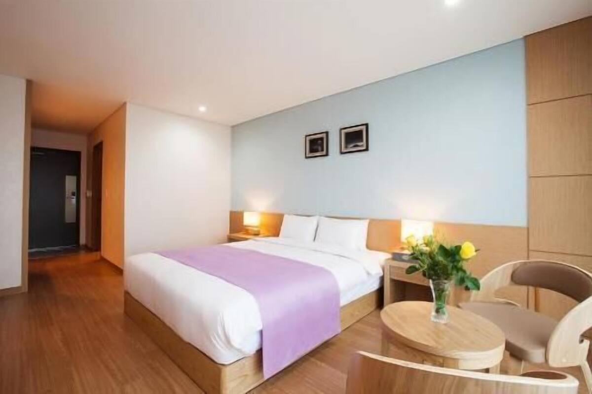 Minibar con artículos gratuitos, escritorio, cortinas opacas