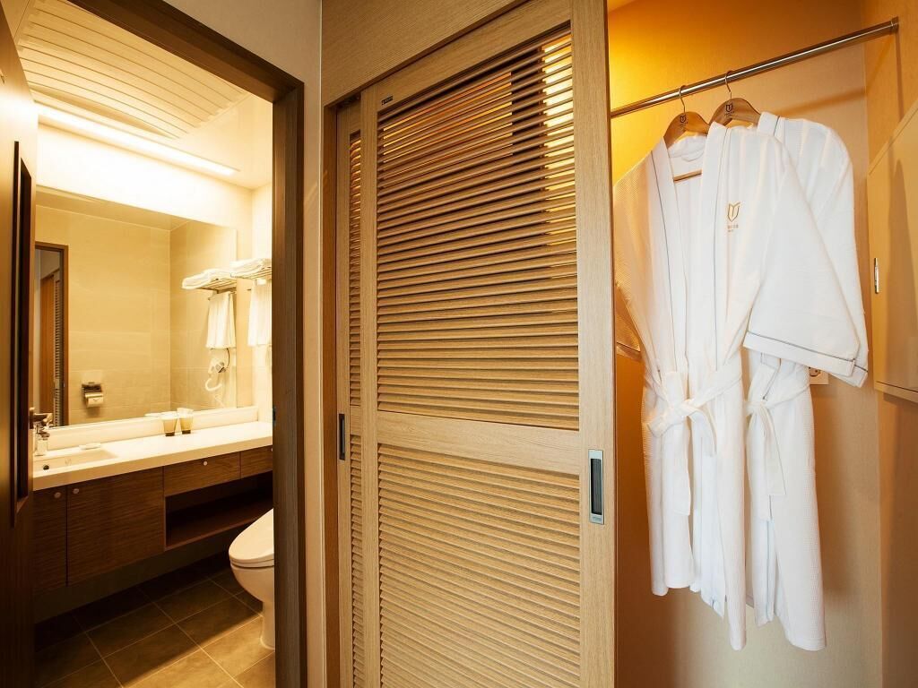 Salle de bain | Douche, articles de toilette gratuits, sèche-cheveux, peignoirs