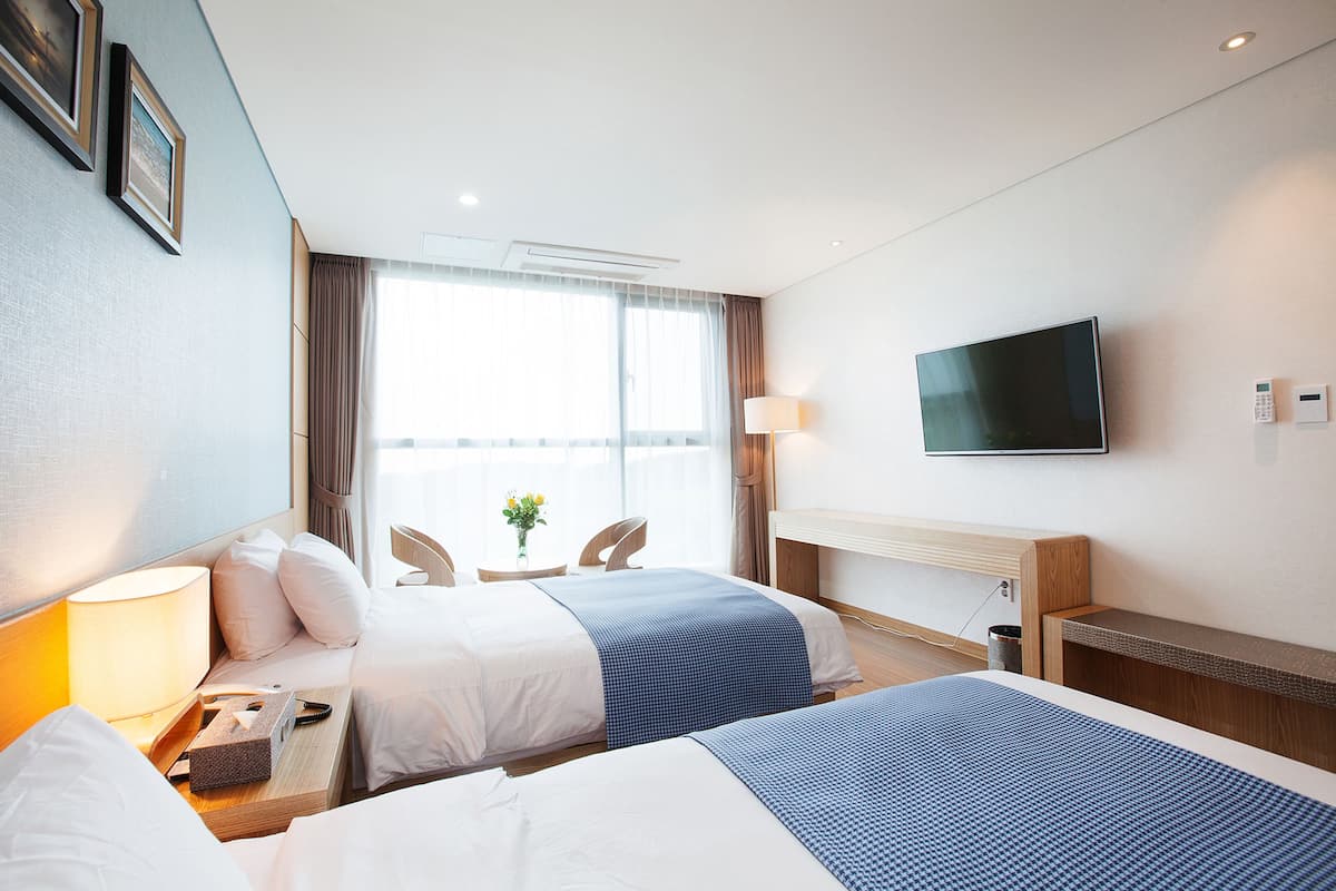 1 slaapkamer, een gratis minibar, een bureau, verduisterende gordijnen