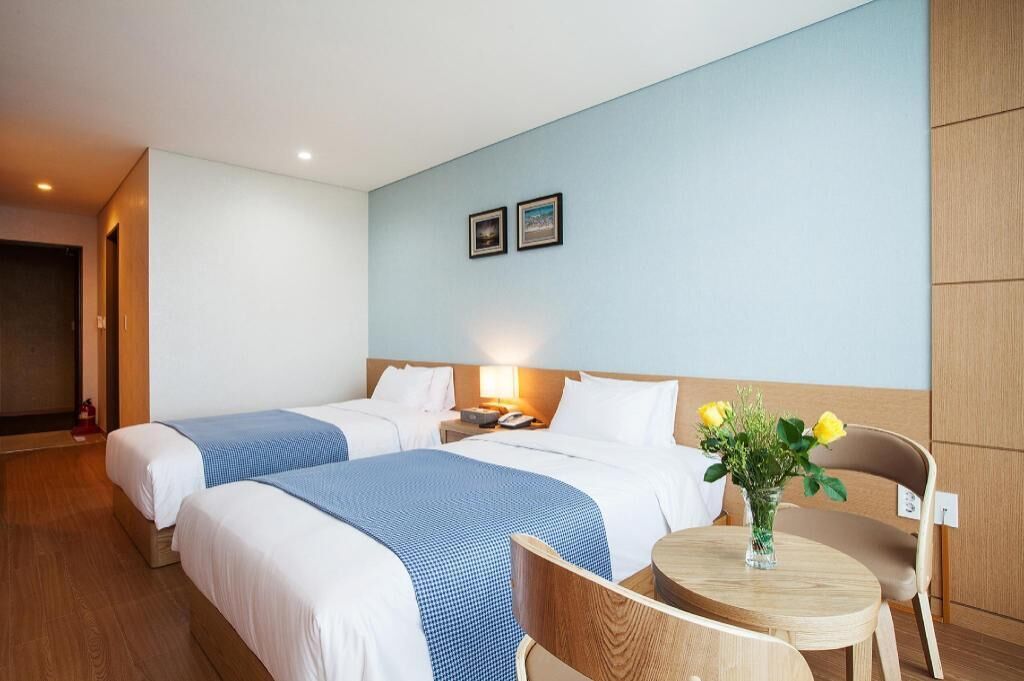 Minibar gratuït, escriptori i cortines opaques 