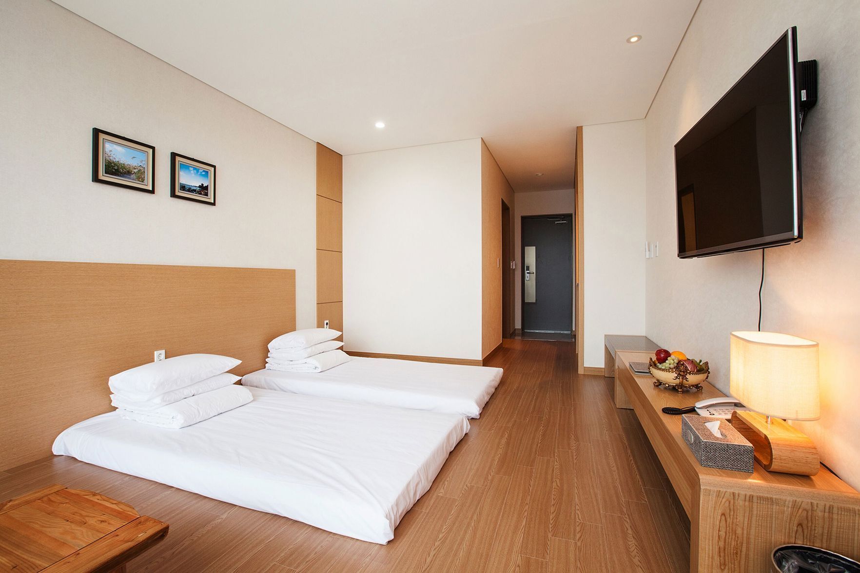 Minibar con artículos gratuitos, escritorio y cortinas blackout 