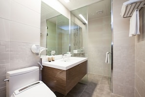 Shower, free toiletries, hair dryer, bathrobes - You Us Hotel (Seogwipo)