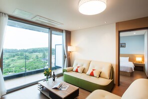 套房, 海景 (You Us) | 起居區 | 平面電視、付費電影
