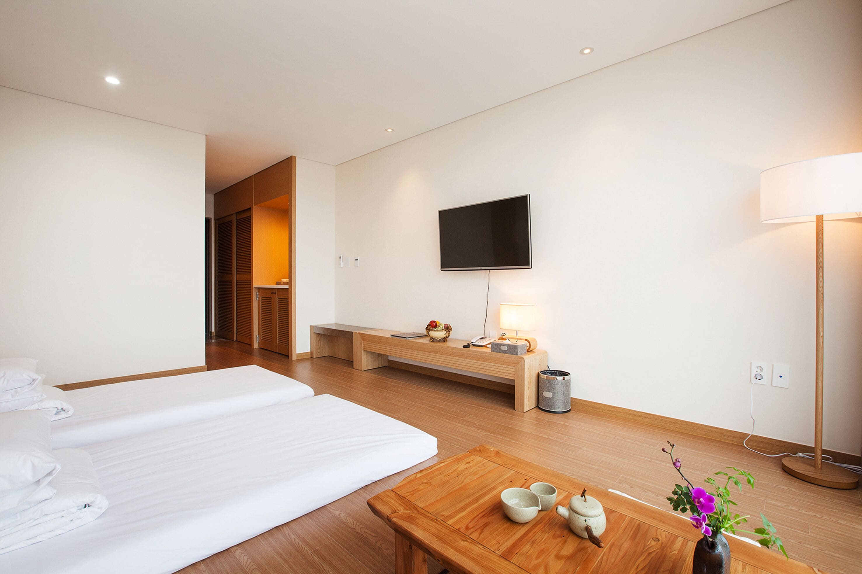 Minibar con artículos gratuitos, escritorio y cortinas blackout 