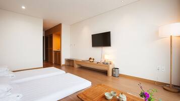 Minibar con artículos gratuitos, escritorio y cortinas blackout
