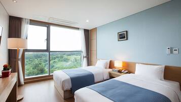 1 slaapkamer, een gratis minibar, een bureau, verduisterende gordijnen