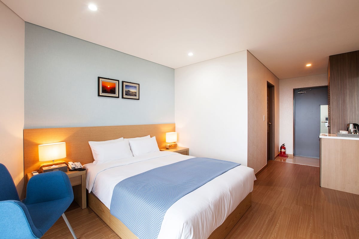 1 slaapkamer, een gratis minibar, een bureau, verduisterende gordijnen