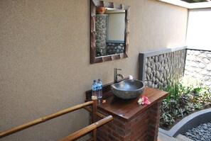 Deluxe-huone, näköala puutarhaan | Kylpyhuone | Suihku, ilmaiset hygieniatuotteet, kylpytakit