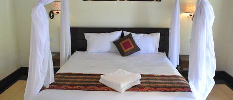 Deluxe Room, Garden View | Desk, free WiFi