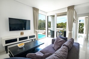 One Bed Suite | ห้องนั่งเล่น | ทีวีจอแอลซีดี 32 นิ้ว พร้อมช่องดาวเทียม, ทีวี, เครื่องเล่นดีวีดี
