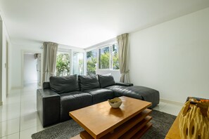 Deluxe One Bed Suite Ground Floor | Vardagsrum | 32-tums LCD-tv med satellitkanaler, tv och dvd-spelare