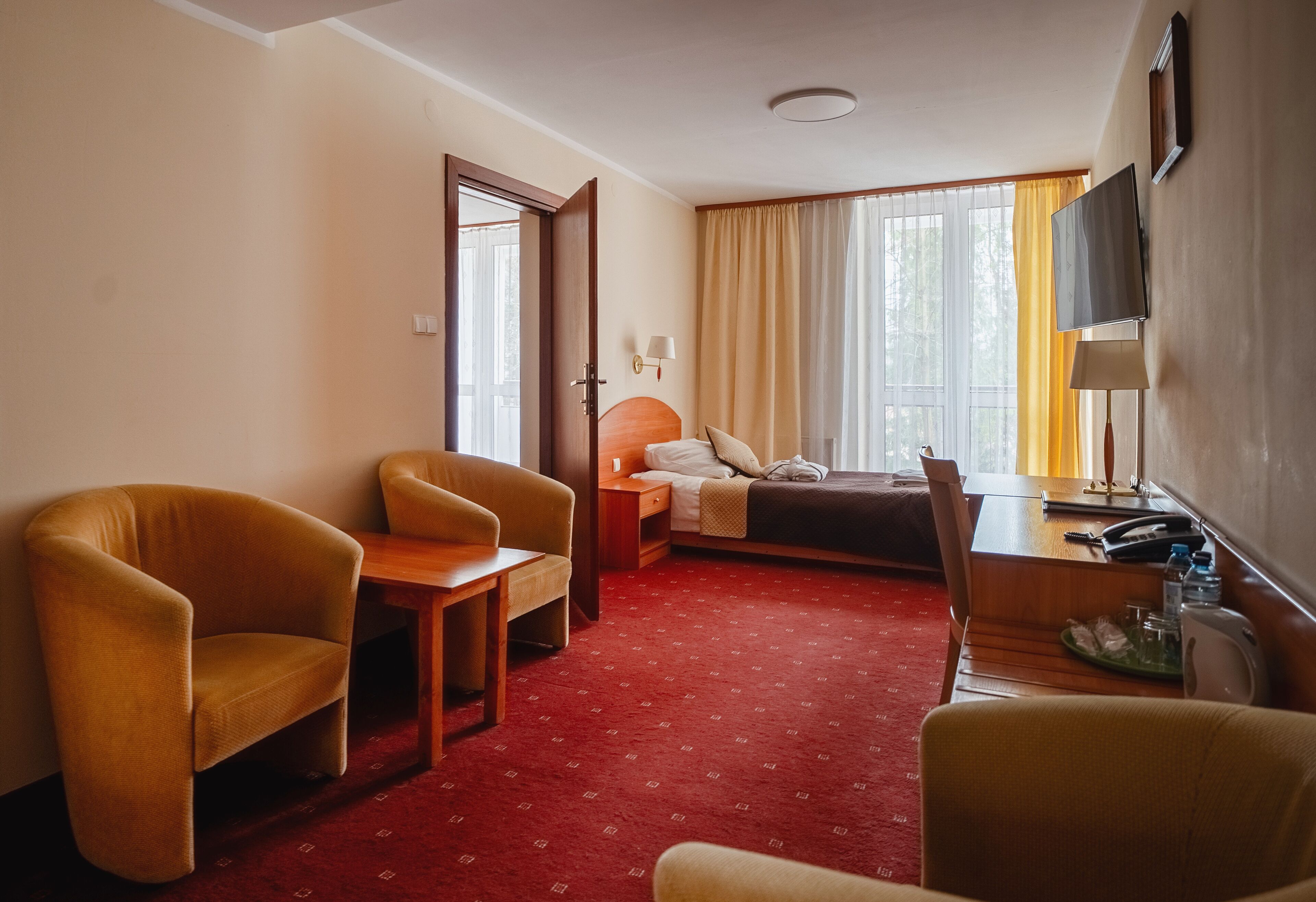 开间 (3 adults direct access to therms) | 办公桌、遮光窗帘、隔音、熨斗/熨板